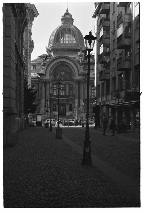 Photographie intitulée "December in Buchare…" par Tudor Gafton, Œuvre d'art originale, Photographie argentique