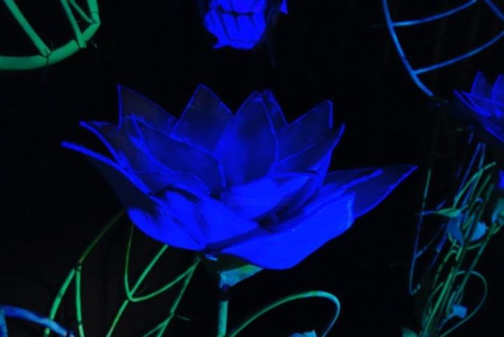 Escultura titulada "glowing lotus" por Gifts From The House Of Whimsy, Obra de arte original, Plástico