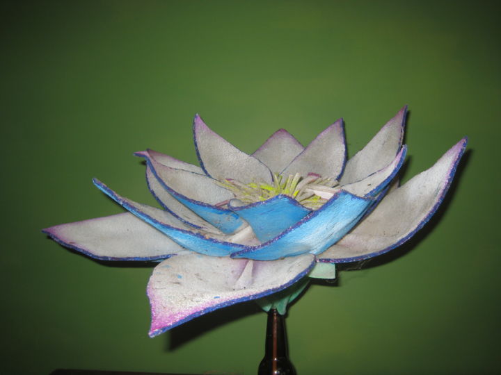 Skulptur mit dem Titel "giant lotus" von Gifts From The House Of Whimsy, Original-Kunstwerk, Kunststoff