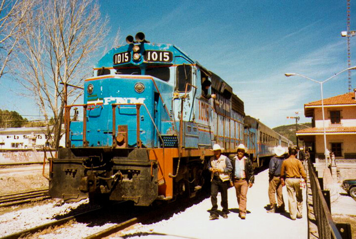 Fotografia zatytułowany „Copper canyon train” autorstwa Thierry Angot, Oryginalna praca, Fotografia filmowa