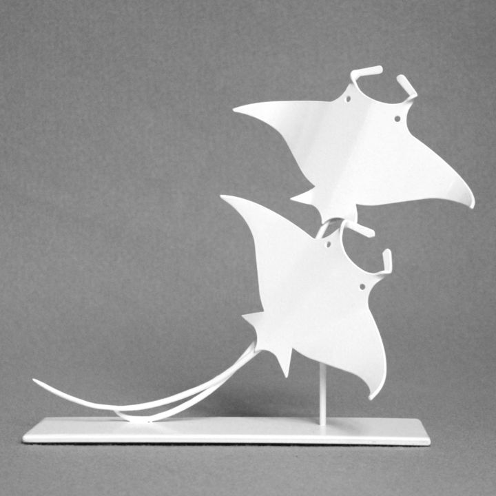 「2 mantaray Swing」というタイトルの彫刻 Thomas Turnerによって, オリジナルのアートワーク, 金属