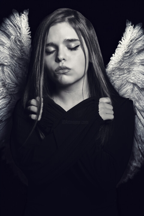 Photographie intitulée "Fallen Angel" par Tibet Demirel, Œuvre d'art originale, Photographie manipulée