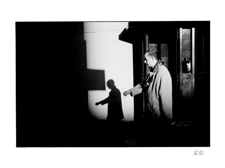 Fotografie getiteld "Alley Shadow" door Tim Klein, Origineel Kunstwerk, Digitale fotografie