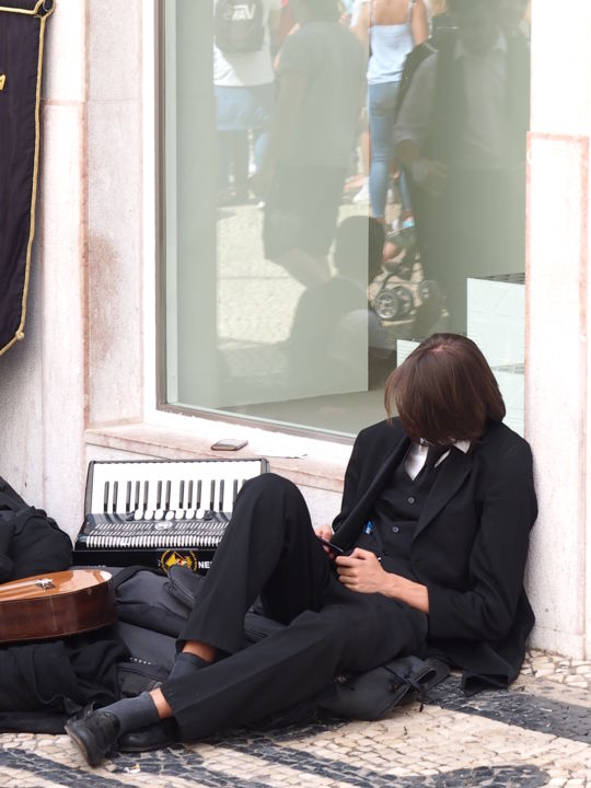 Photographie intitulée "musicista di strada" par Tommaso Piccolo, Œuvre d'art originale, Photographie numérique