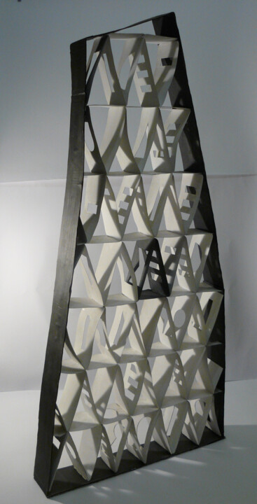 Skulptur mit dem Titel "Object: Monolith" von Tom Vincenec, Original-Kunstwerk, Papier