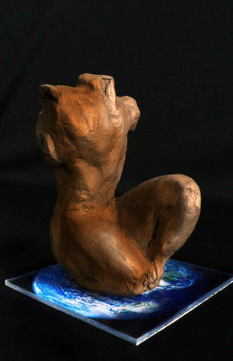 Skulptur mit dem Titel "MAN IN THE EARTH" von Cesar Aguilar (Raçe), Original-Kunstwerk, Terra cotta