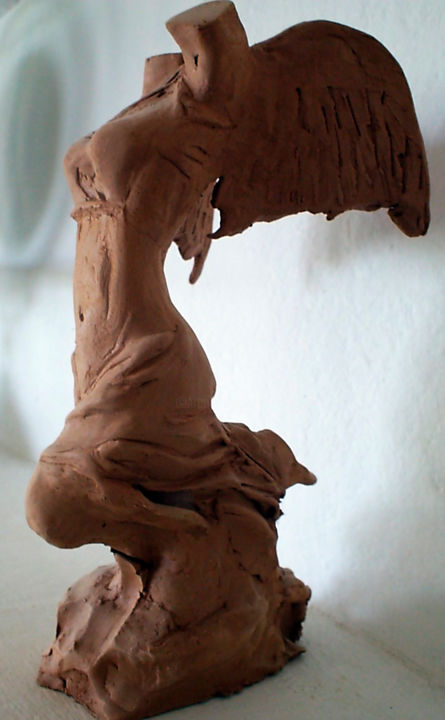 Sculpture titled "Nike" by Cesar Aguilar (Raçe), Original Artwork, Terra cotta