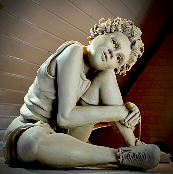 Sculpture titled "Sitzende Frau" by Ulrich Meier, Original Artwork, Clay