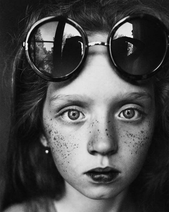 Fotografie getiteld "round glasses refle…" door Uliana Kharinova, Origineel Kunstwerk, Digitale fotografie