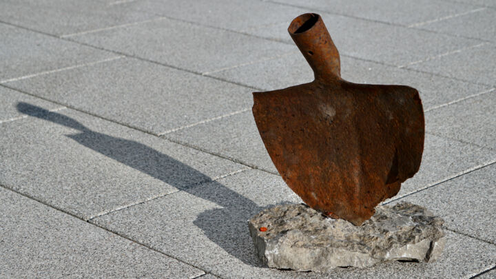 Escultura titulada "Auf der Suche nach…" por Ulrich Ernst Nievergelt, Obra de arte original, Metales
