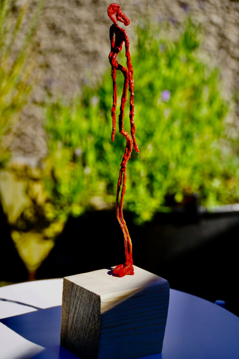 Sculpture intitulée "Femme rouge / La do…" par Ulrich Ernst Nievergelt, Œuvre d'art originale, Béton