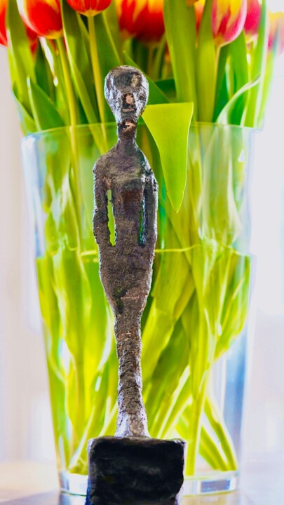Escultura titulada "figurine with tulips" por Ulrich Ernst Nievergelt, Obra de arte original, Yeso