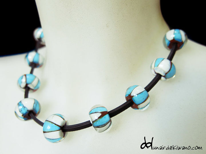 Design intitulée "collier 9 perles" par Un Air De Kiwano, Œuvre d'art originale, Bijoux