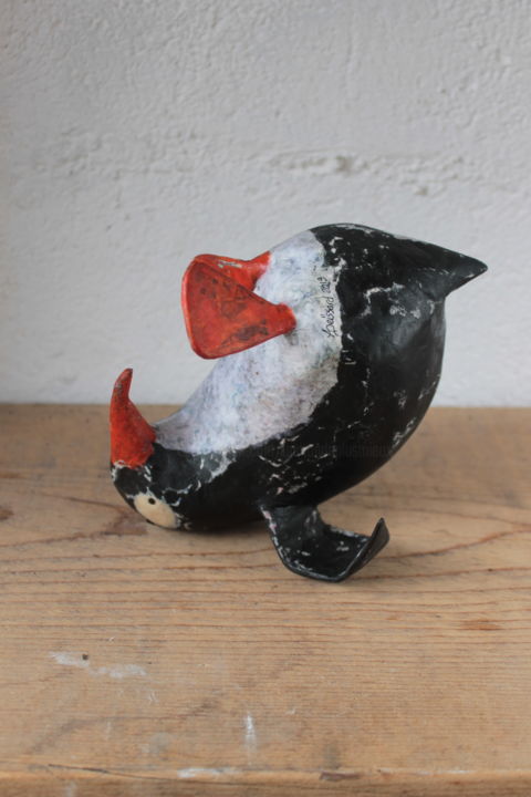 Sculpture titled "Pingouin Kiroul" by Un Monde Plus Mieux, Original Artwork, Paper