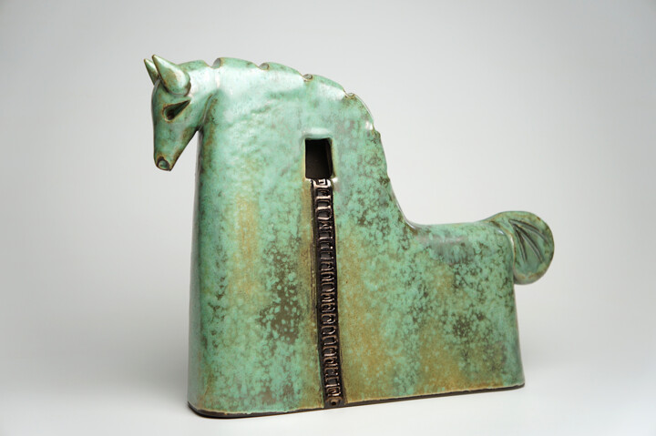 Escultura titulada "Trojan Horse Green" por Urszula Despet, Obra de arte original, Cerámica