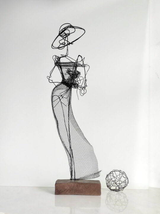 Escultura intitulada "Beautiful lady on a…" por Vadim Studenov, Obras de arte originais, Metais