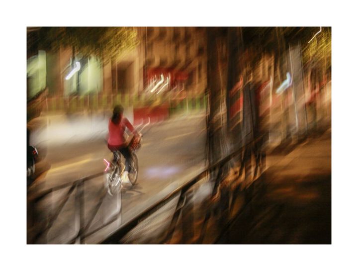 Fotografia intitolato "Vélo by night" da Valantin, Opera d'arte originale, Fotografia digitale