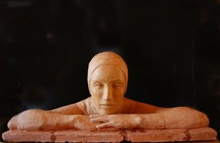 「Nuotatrice su bordo…」というタイトルの彫刻 Valeria Ferreroによって, オリジナルのアートワーク, テラコッタ