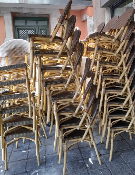 Photographie intitulée "Chaises de bistrot" par Valérie Perlein, Œuvre d'art originale, Photographie non manipulée