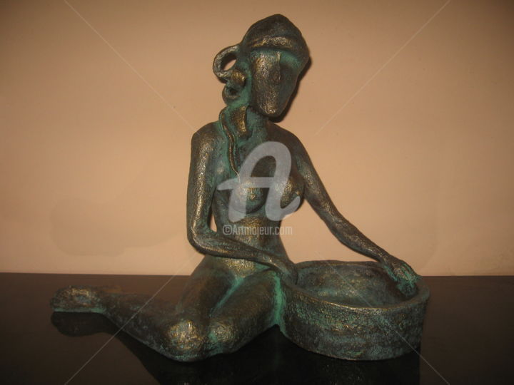 Sculpture titled "A Moça Sentada" by Valério Voltz, Original Artwork, Paper maché