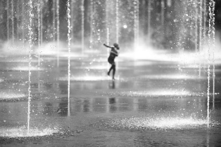 Photographie intitulée "jouer-avec-l-eau.jpg" par Valery Trillaud, Œuvre d'art originale