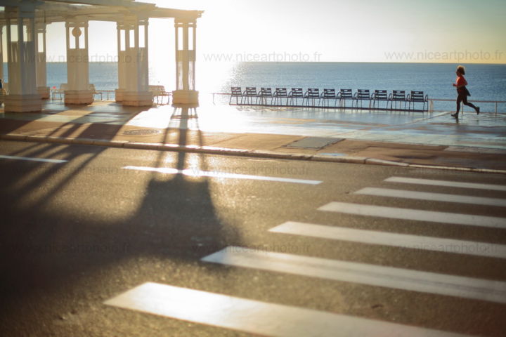 Photographie intitulée "La joggeuse de la P…" par Valery Trillaud, Œuvre d'art originale