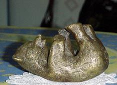 Скульптура под названием "Ourson sur le dos" - Valja, Подлинное произведение искусства, Бронза
