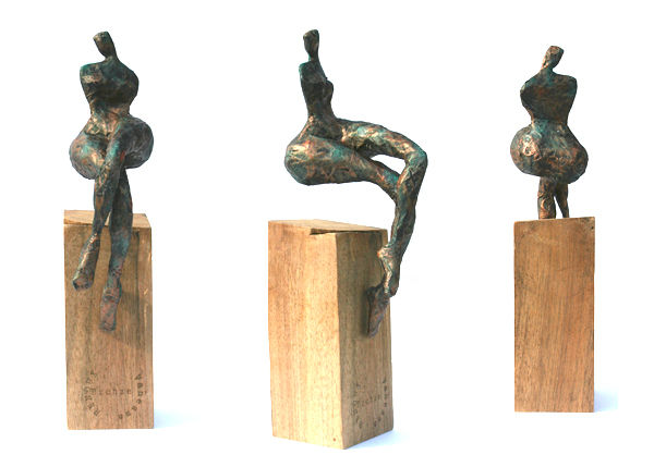 Skulptur mit dem Titel "Lévitation assise" von Vanessa Renoux, Original-Kunstwerk, Papier maché