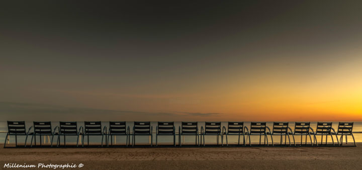 Photographie intitulée "Les chaises bleues" par Millenium Photographie, Œuvre d'art originale