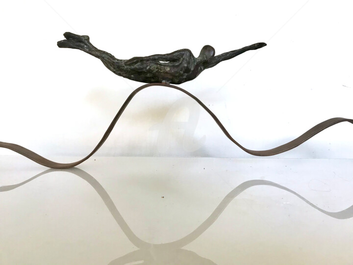 Sculpture intitulée "nager loin au large" par Veronique Lonchamp, Œuvre d'art originale, Bronze