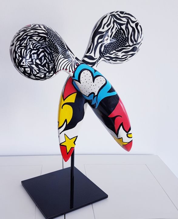 Sculpture intitulée "Wonder Woman - Gran…" par Véronique Pinault, Œuvre d'art originale, Résine