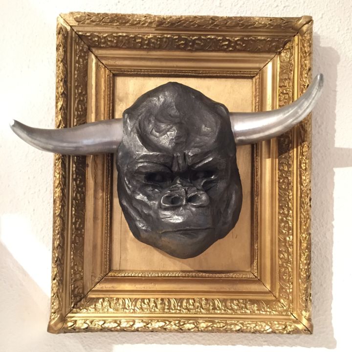Sculpture titled "Gorille à cornes" by Véronique Richard, Original Artwork, Terra cotta Mounted on Wood Panel