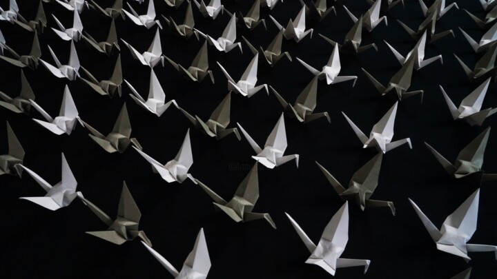 Fotografie mit dem Titel "Origami Extinction…" von Vethan Sautour, Original-Kunstwerk, Digitale Fotografie Auf Holzplatte mo…