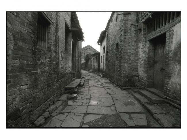 Photographie intitulée "村庄" par Luo Wei Xiong, Œuvre d'art originale