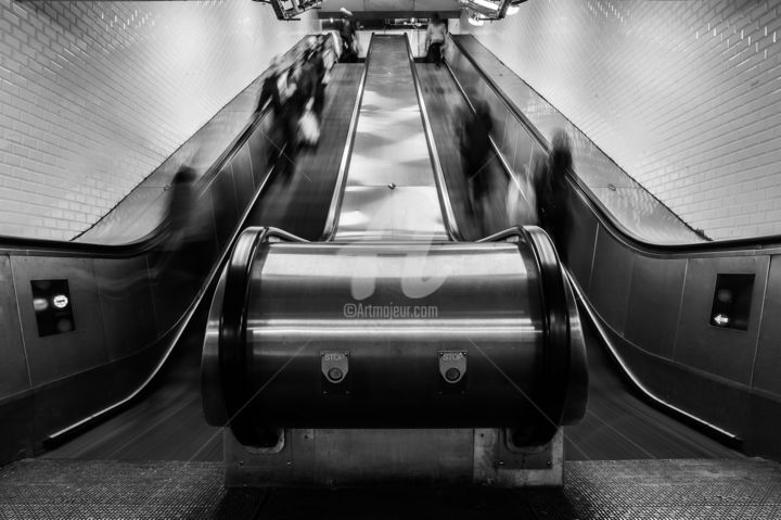Photographie intitulée "Couloir de métro 04" par Victor García, Œuvre d'art originale