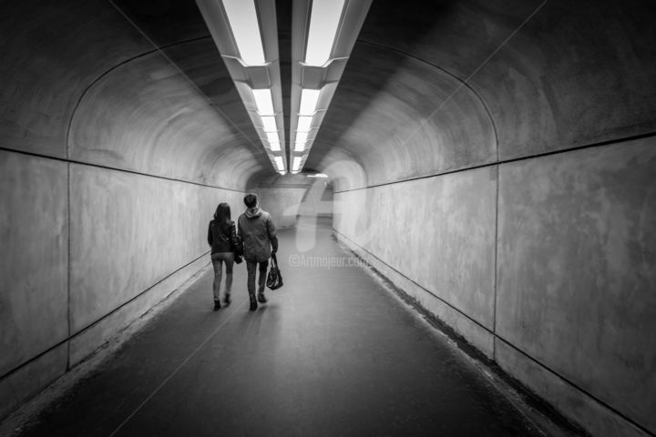 Photographie intitulée "Couloir de métro 21" par Victor García, Œuvre d'art originale