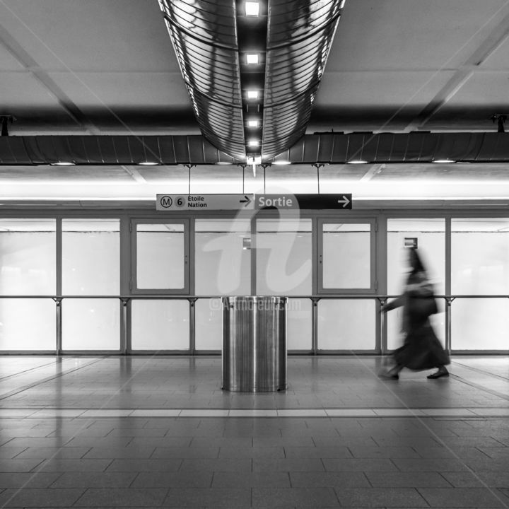 Fotografia intitolato "Couloir de métro 28" da Victor García, Opera d'arte originale, Fotografia digitale