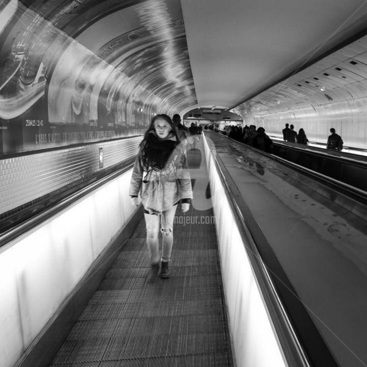 Photography titled "Couloir de métro 29…" by Victor García, Original Artwork
