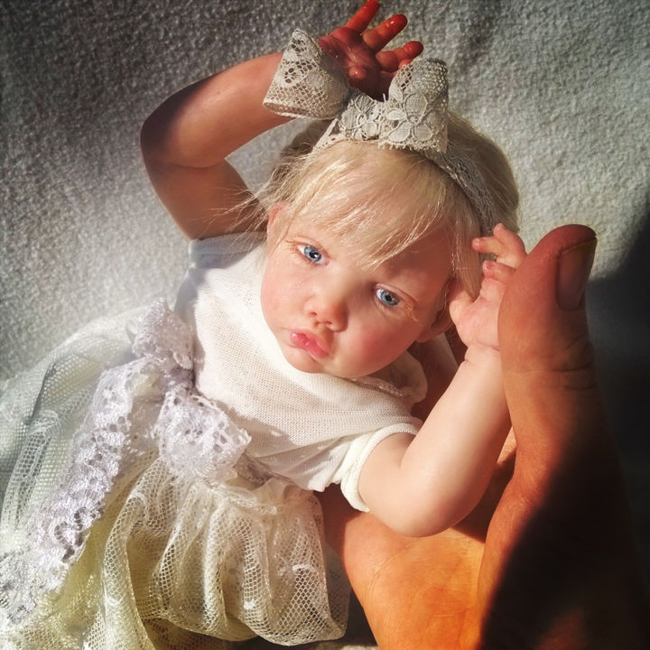 Sculpture titled "Living doll" by Victoria Vyhareva-Pechenkina, Original Artwork, Polymer clay