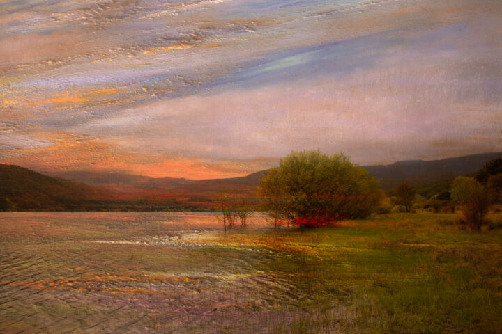 Photographie intitulée "Sunset by the lake" par Viet Ha Tran, Œuvre d'art originale, Photographie manipulée