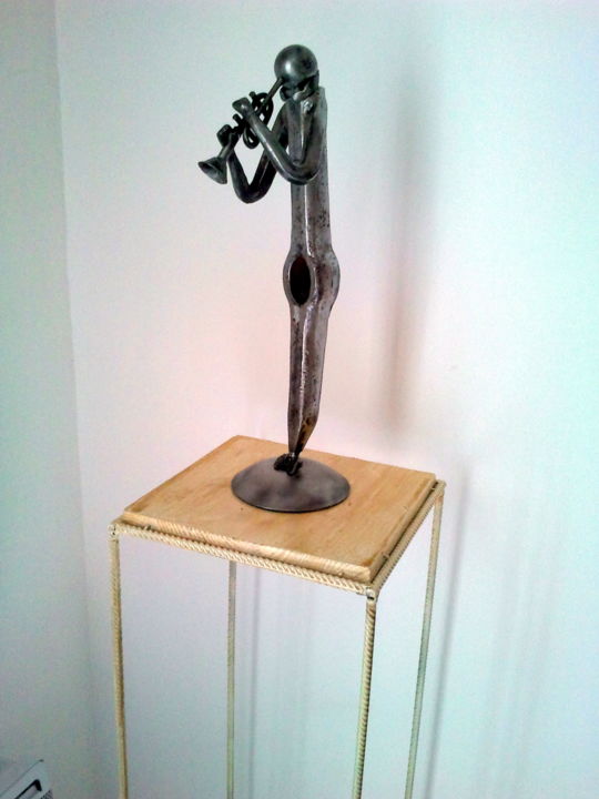 Sculpture titled "LA TROMPETTE DANS L…" by Gerard Lami, Original Artwork, Metals