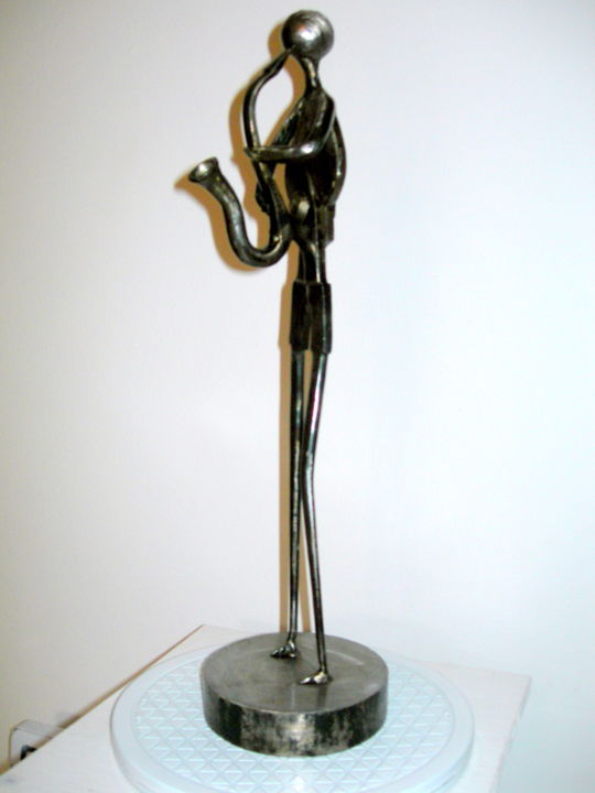 Skulptur mit dem Titel "WOMAN IN JAZZ SAXOP…" von Gerard Lami, Original-Kunstwerk, Metalle
