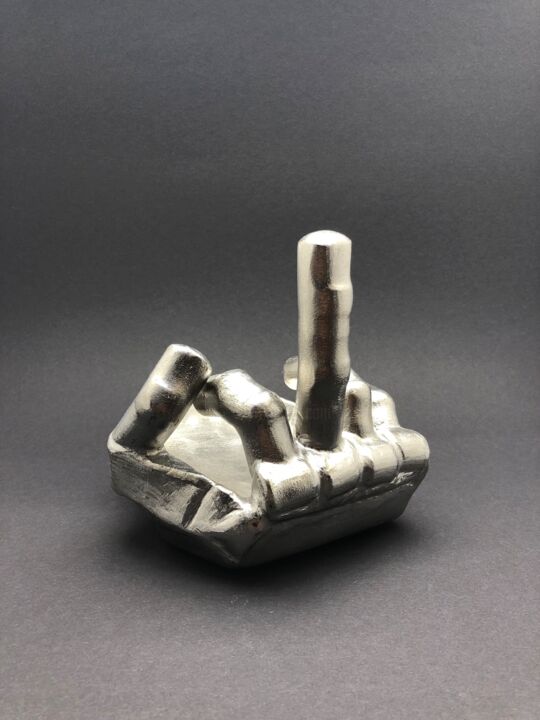 Sculpture intitulée "Fu*kyou ashtray!" par Vilius Katinas, Œuvre d'art originale, Acier inoxydable