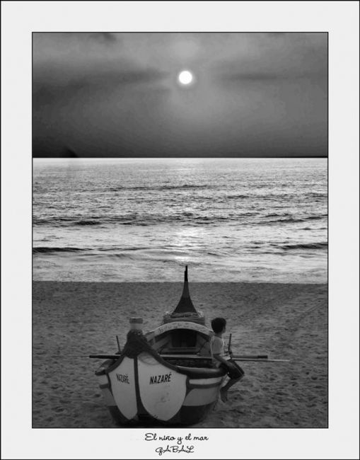 Photographie intitulée "El niño y el mar" par Vincit, Œuvre d'art originale