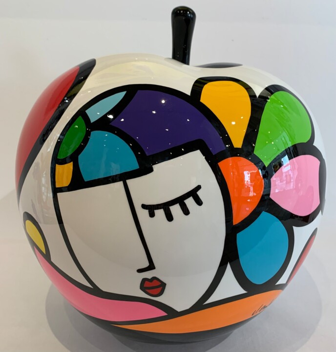 Sculpture titled "Pomme d’Amour" by Virginia Benedicto, Original Artwork, Resin