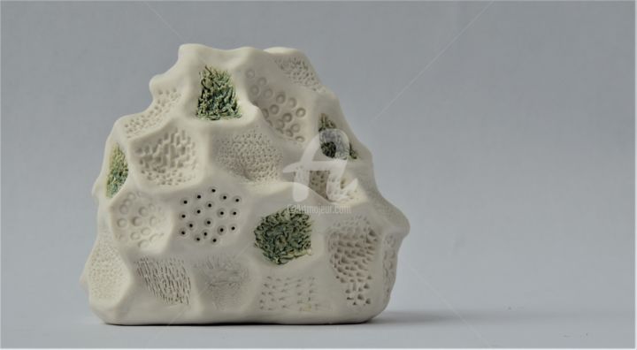 Skulptur mit dem Titel "Rocher blanc" von Viviane Thelen, Original-Kunstwerk, Keramik