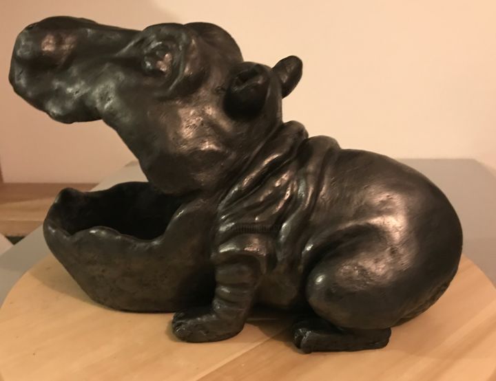 Escultura intitulada "Sculpture hippopota…" por Des Coquelicots Pour Lolita, Obras de arte originais, Papel machê