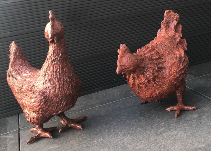 Escultura intitulada "Sculpture poules" por Des Coquelicots Pour Lolita, Obras de arte originais, Papel machê