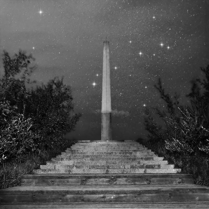 Fotografia intitulada "Sundial at Night" por Vyga.Foto, Obras de arte originais, Fotografia digital