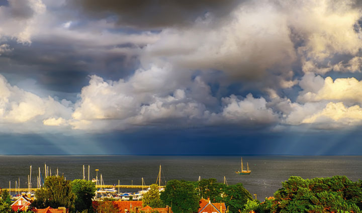 Фотография под названием "Clouds On The Lagoon" - Vyga.Foto, Подлинное произведение искусства, Цифровая фотография
